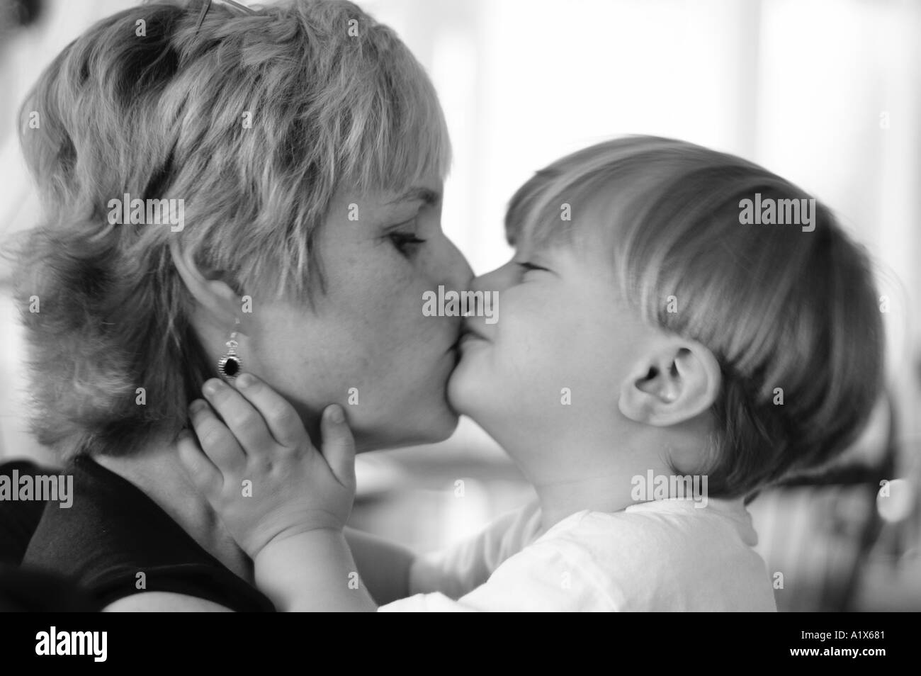 Liebe Kind küssen Frau Mutter Großmutter Stockfoto