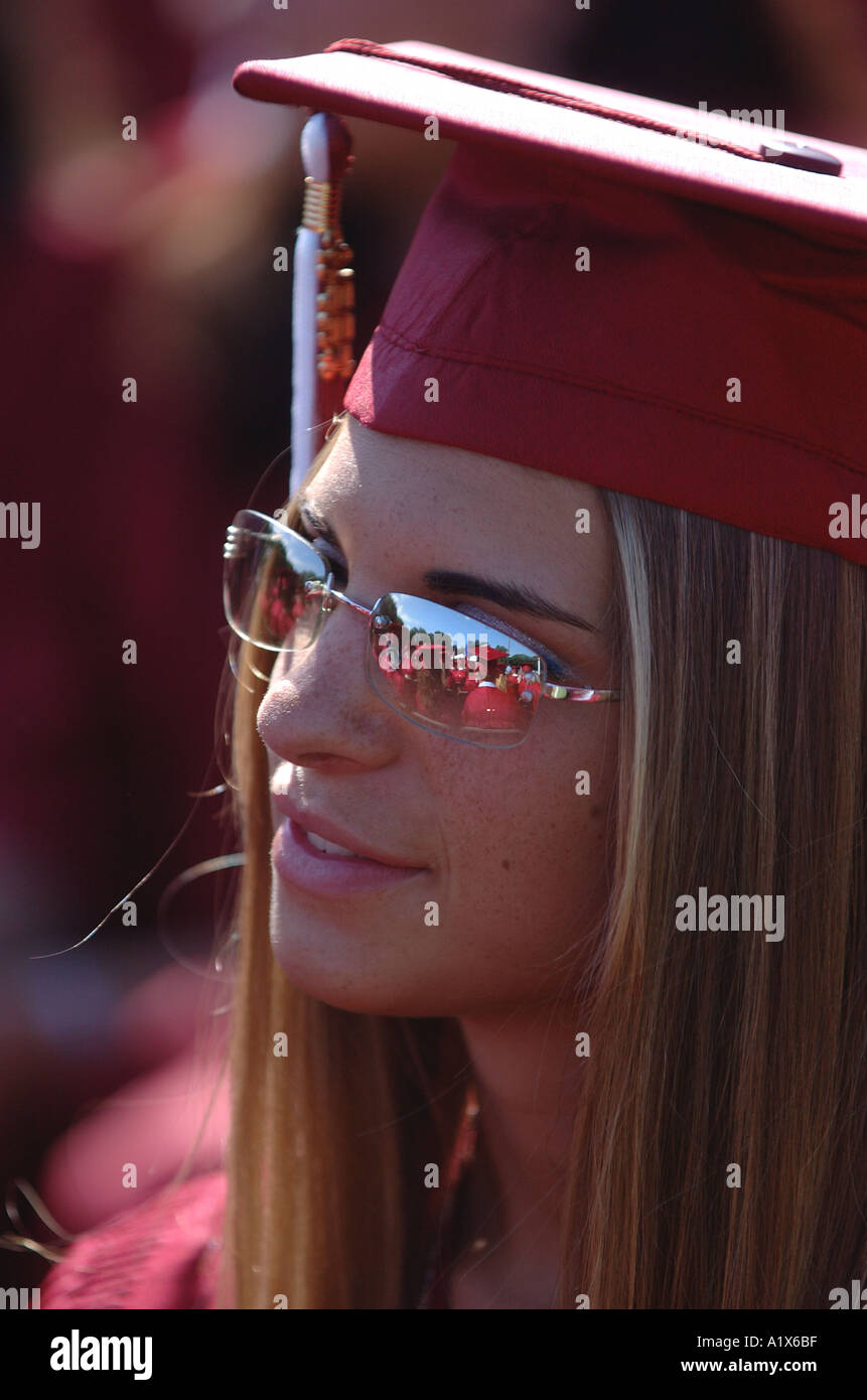 weibliche Absolventin bei Abschlussfeier an einer High school Stockfoto