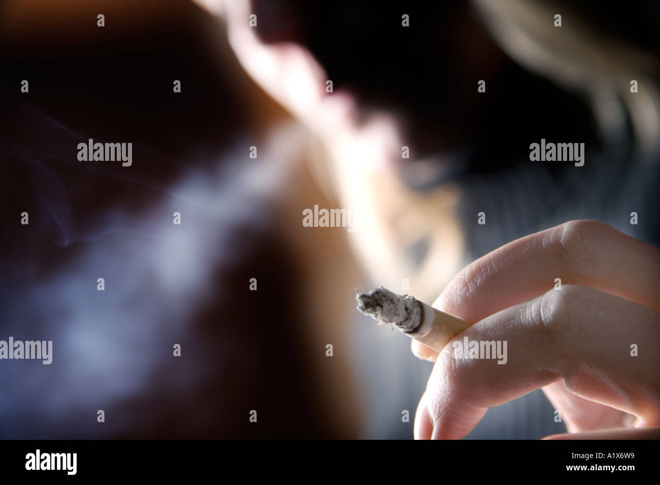 Zigarette Ausatmen Stockfoto