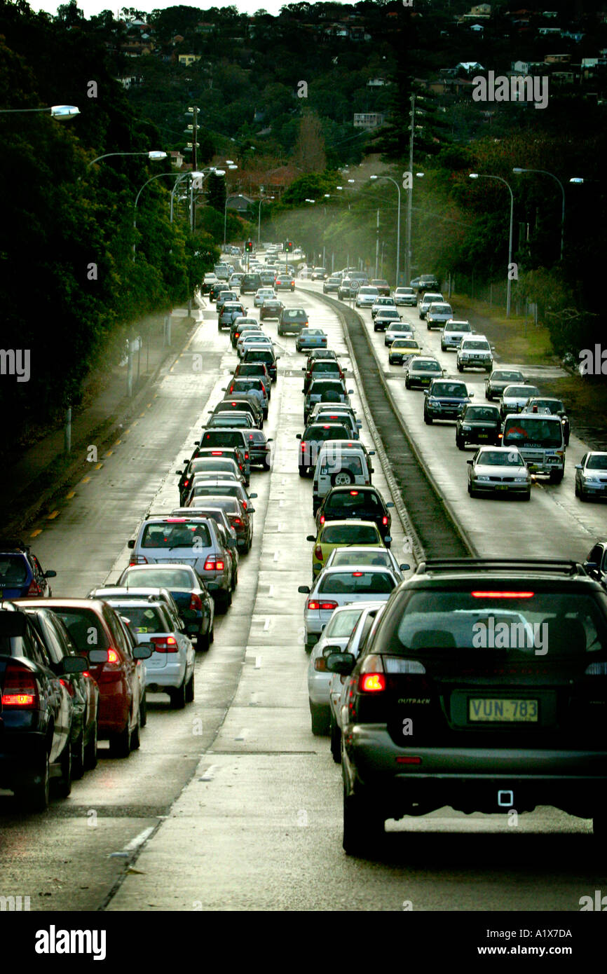 Eine Warteschlange von Verkehr an einem verregneten Tag Stockfoto