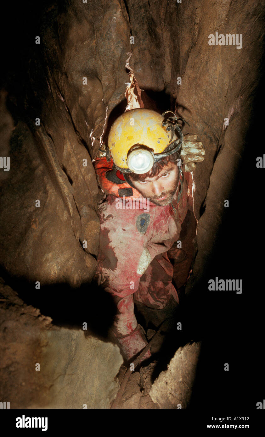 Höhlenforscher in einem engen Bereich von Süd-Wales cave UK Stockfoto