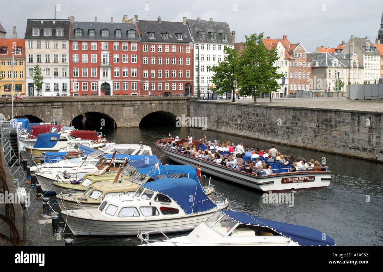 Ausflugsschiff auf dem Kanal in Kopenhagen Dänemark Stockfoto