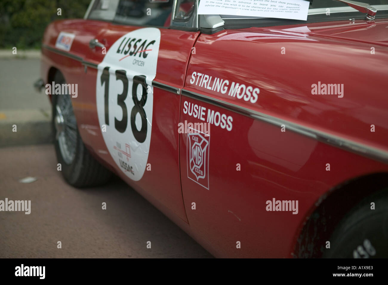 Auto verwendet durch legendäre Rennfahrer Stirling Moss bei der Tour de France von alten Rennwagen in Paris Frankreich April 2004 Stockfoto