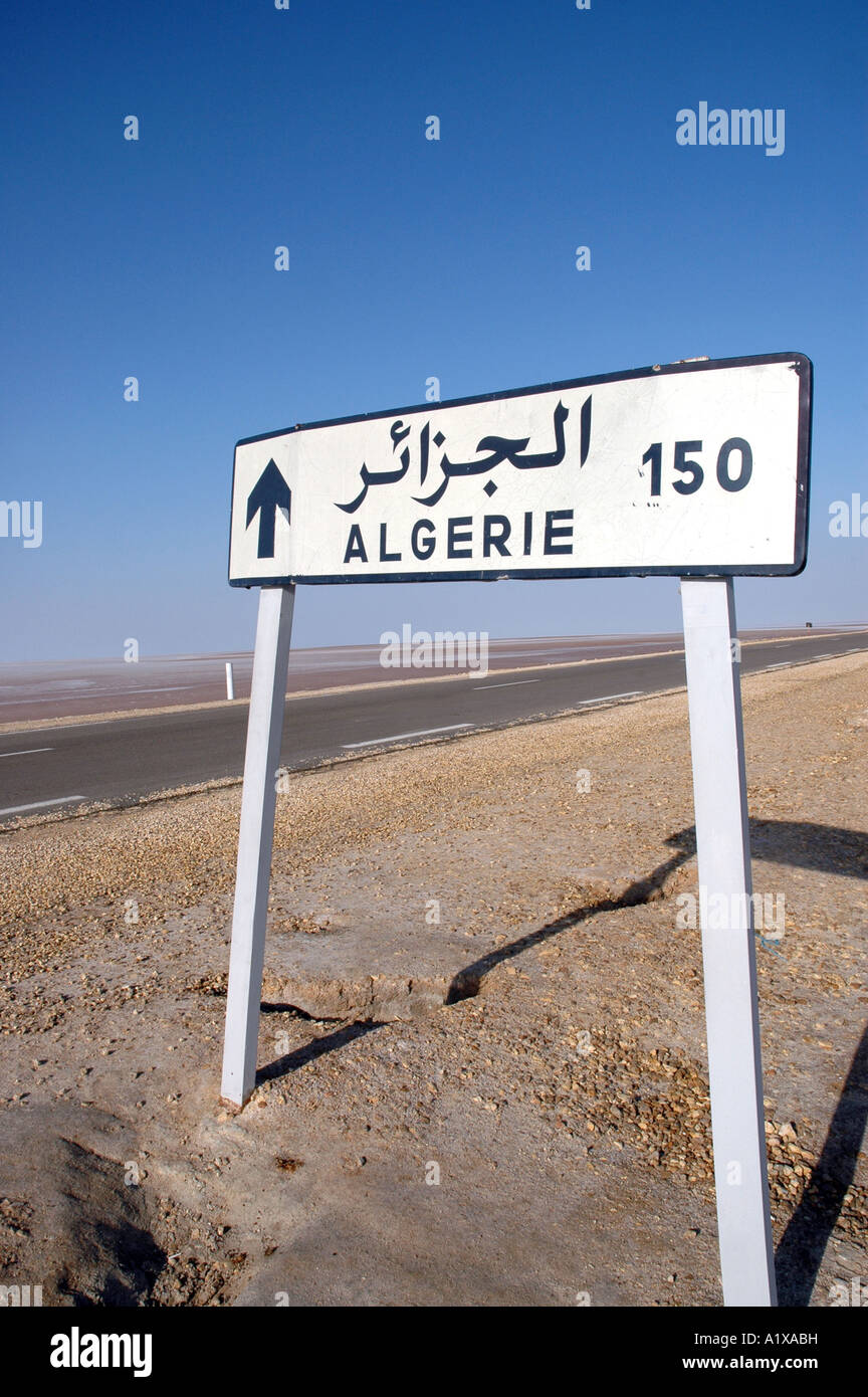 Zeichen, die Entfernung zur Grenze Algerien am Straßenrand Damm überqueren Chott el Jerid See in Tunesien informiert Stockfoto