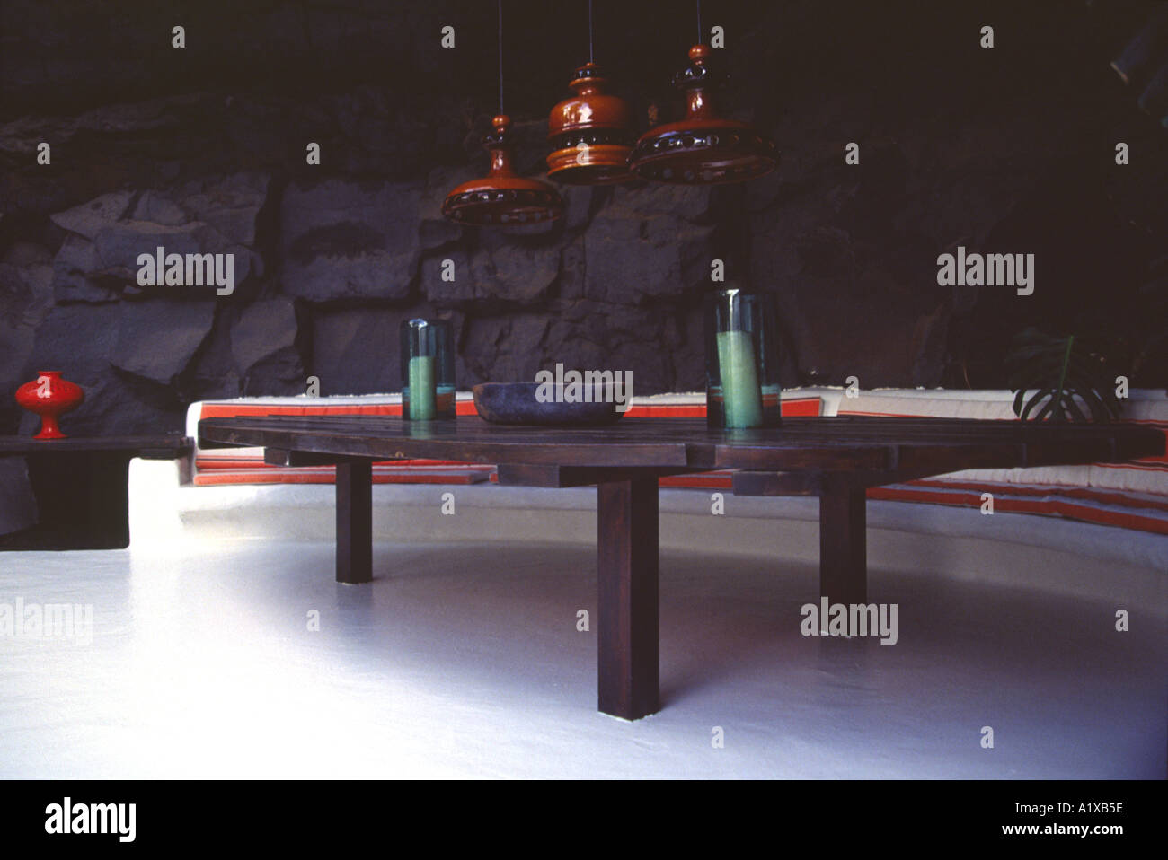 Tabelle im Wohnbereich von Cesar Manrique s Haus Lanzarote Kanarische Inseln Stockfoto