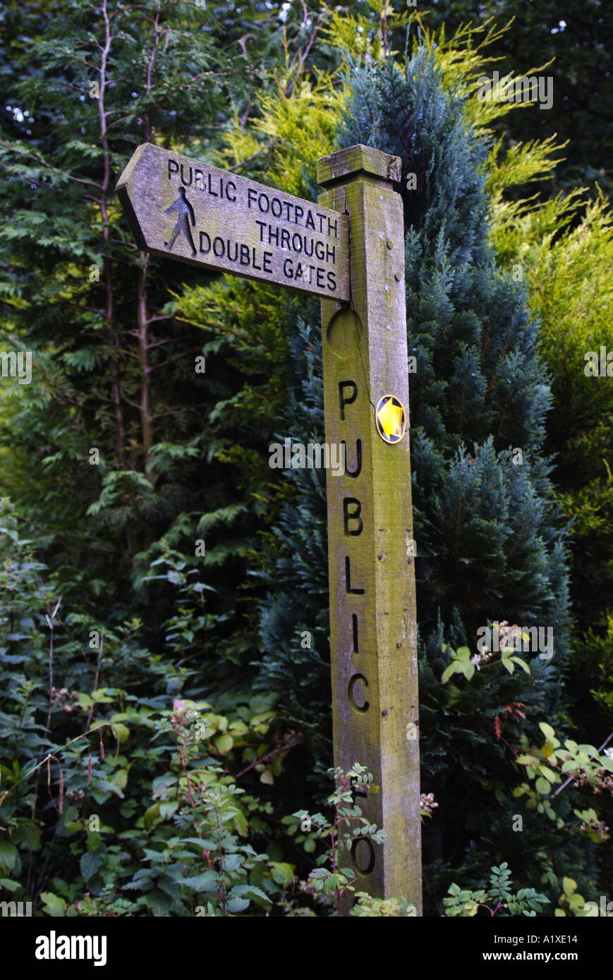 Wegweiser für Wanderer auf dem Sandstein-Trail in Cheshire Stockfoto