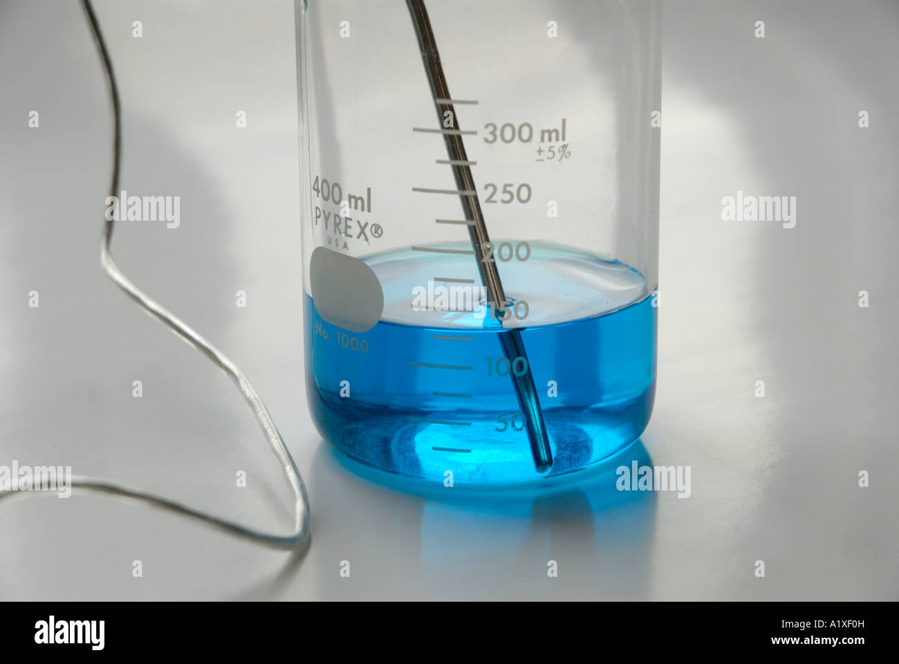 Ein Computer Schnittstelle digitalen Sensor Messen der Temperatur eines blauen chemischen in ein Becherglas Stockfoto