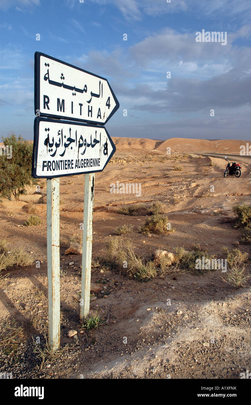 Weg von Gafsa nach Mides in Tunesien. Zeichen, die in französischen und arabischen ca. 8 km Entfernung zur Grenze zwischen Tunesien und Algeri informiert Stockfoto