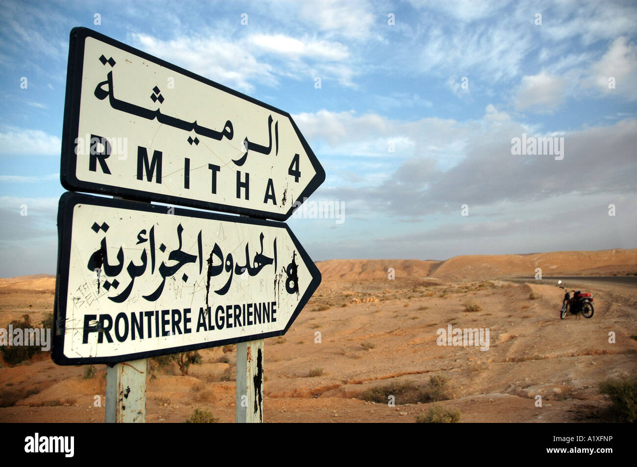 Weg von Gafsa nach Mides in Tunesien. Zeichen, die in französischen und arabischen ca. 8 km Entfernung zur Grenze zwischen Tunesien und Algeri informiert Stockfoto