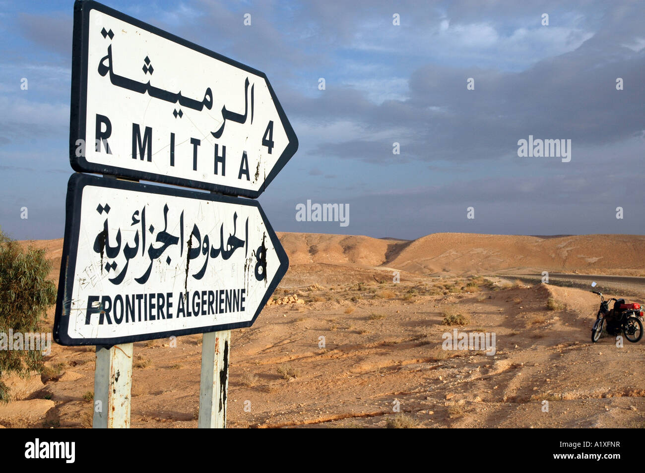 Weg von Gafsa nach Mides in Tunesien. Zeichen, die in französischen und arabischen ca. 8km Entfernung zur Grenze zwischen Tunesien und Algerien informiert Stockfoto