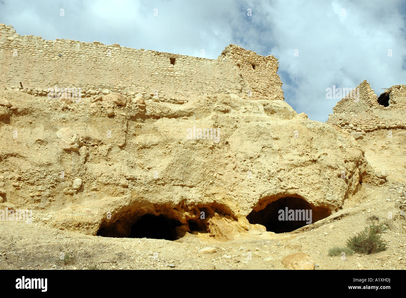 Kleine Höhlen in Chebika Oase in Saharian Atlas-Gebirge, Tunesien Stockfoto