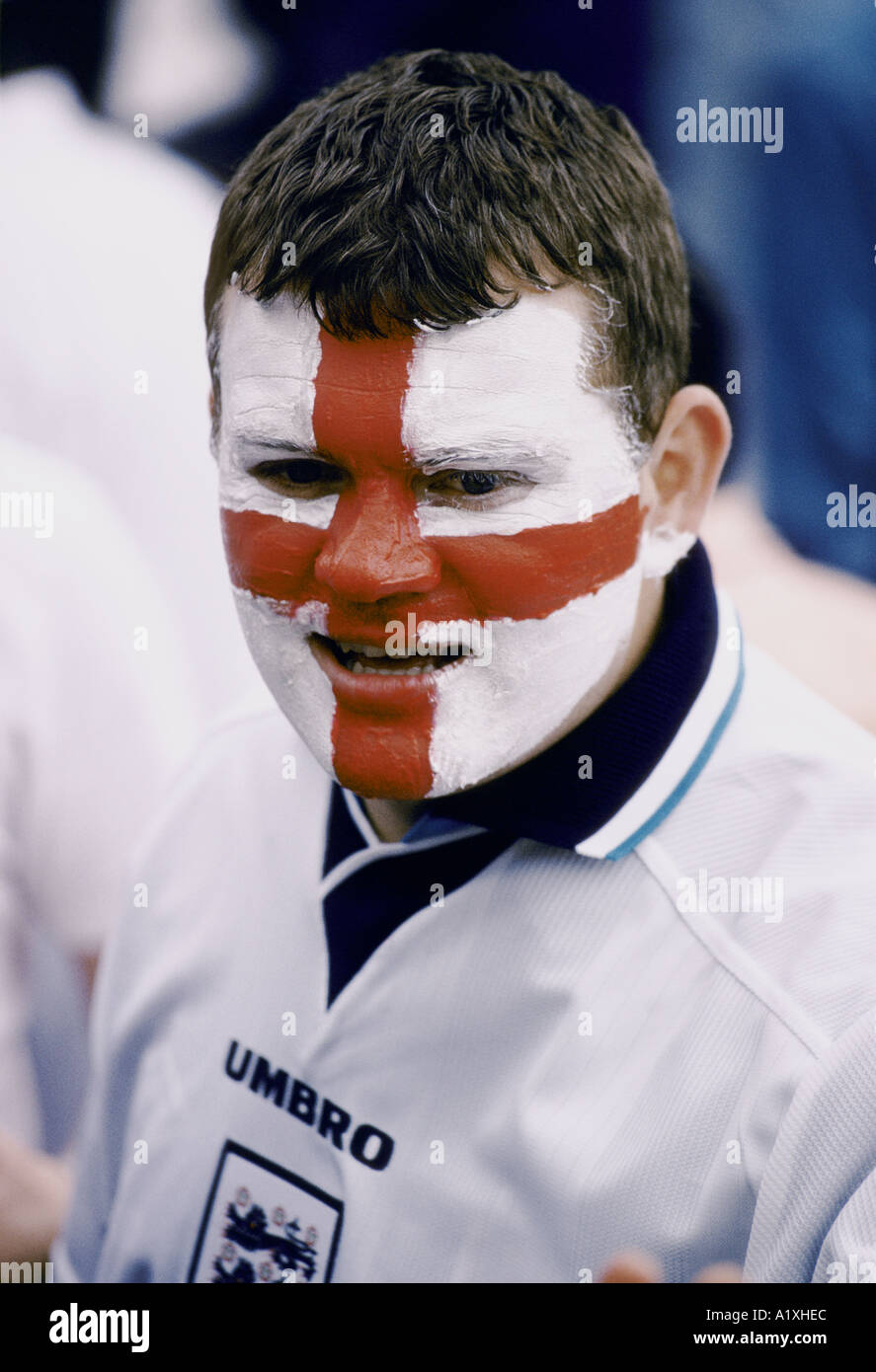 Ein männlicher FUSSBALL-FAN MIT VOLLEM GESICHT FARBE DES ST GEORGE S KREUZ DAS ROTE UND DAS WEISSE KREUZ ENGLAND FLAGGE BEI DER EUROPAMEISTERSCHAFT EURO 96 LONDON 1996 Stockfoto