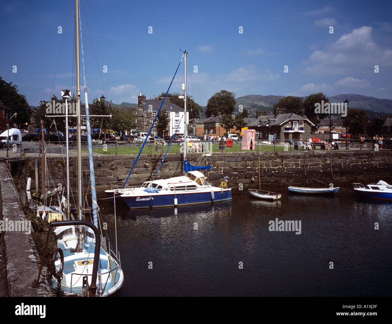 Ankern Boote von Hafenmauer bei 'Corn Hill' Porthmadog Gwynedd North Wales UK Stockfoto