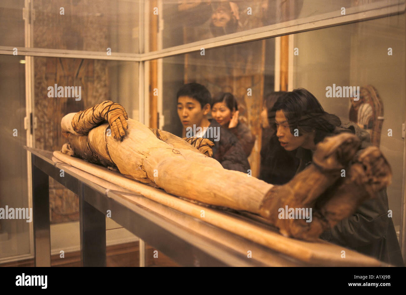 BRITISH MUSEUM LONDON ÄGYPTISCHEN MUMIEN UND TOURISTEN 1997 Stockfoto