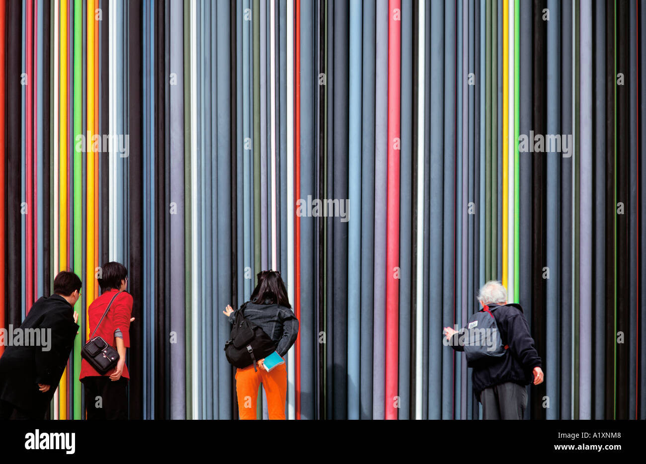 Menschen berühren "Kamin-d'Aeration" in La Défense, Paris, Frankreich. Stockfoto