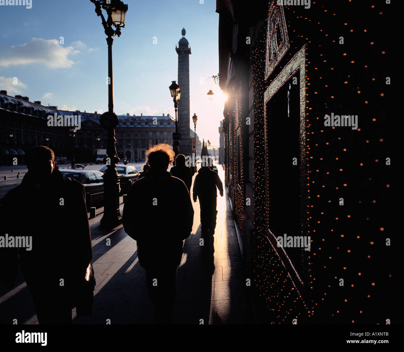 Menschen beim Einkaufen in der Weihnachtszeit, Place Vendome, Paris. Stockfoto