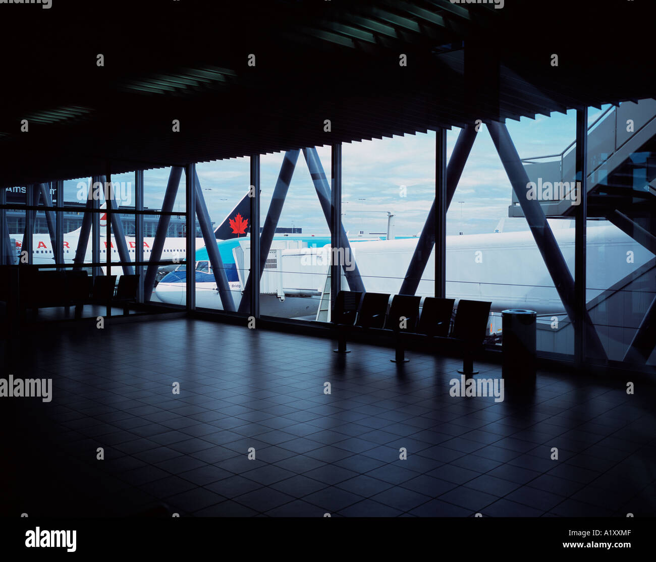 Flugzeuge der KLM und Air Canada warten am Gate am Flughafen Schiphol. Stockfoto