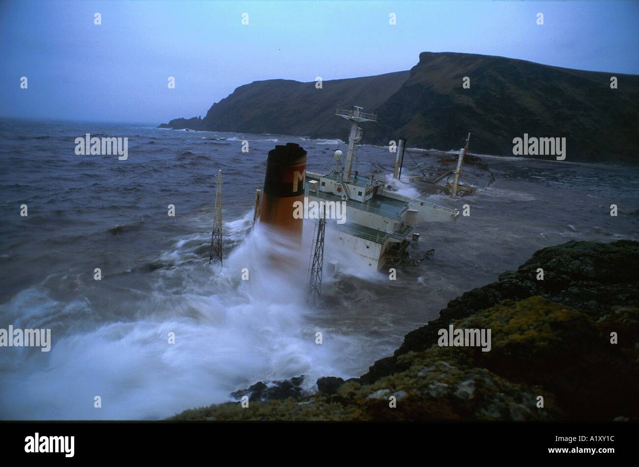 Der Öltanker "Braer" läuft auf Grund in der Nähe von den Shetland-Inseln verschütten Öl ins Meer. Stockfoto