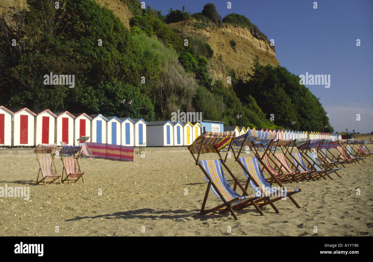 Strandhütten und Liegestühle am Strand am See Isle Of Wight England UK Stockfoto