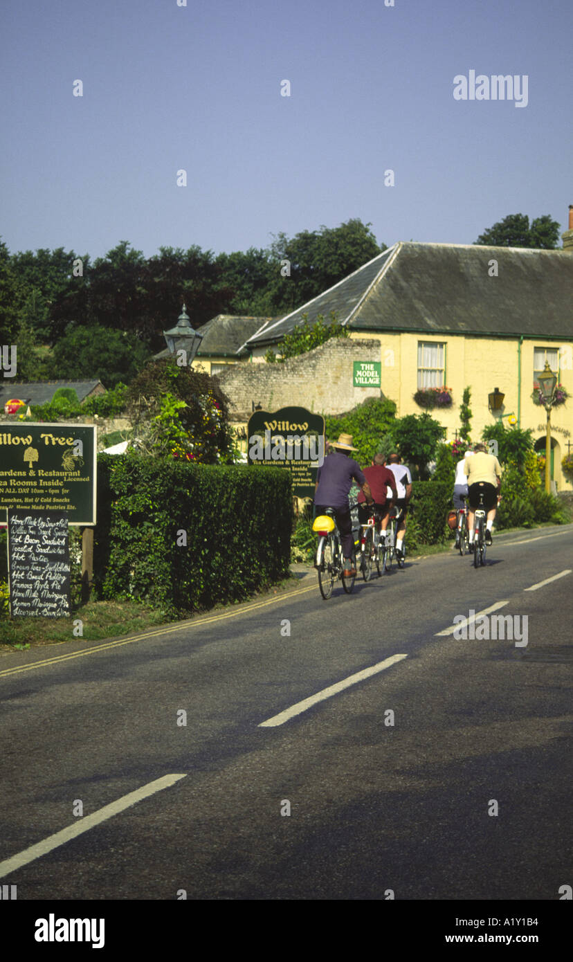 Radfahren entlang der Hauptstraße bei Godshill auf der Isle Of Wight England UK Stockfoto