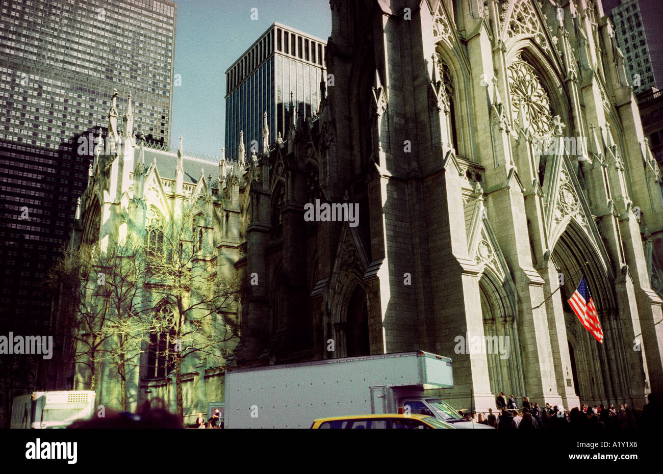 "Stadt-Schnappschüsse", St. Patricks Cathedral, New York, USA. Atmosphärische 35mm Snap Bild mit erheblichen sichtbare Filmkorn. Stockfoto
