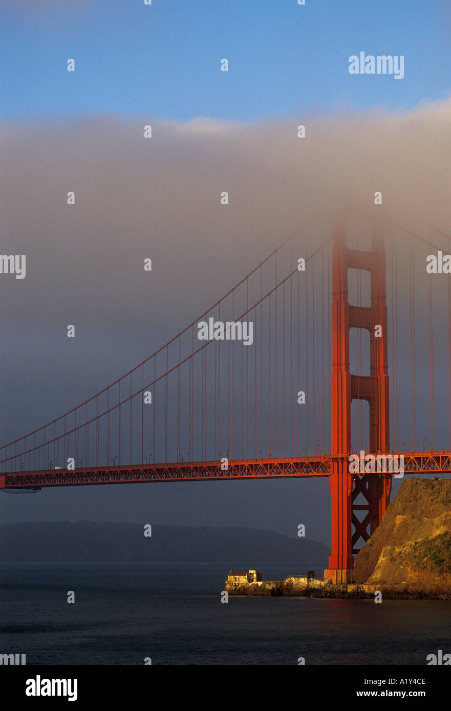 California, San Francisco "Golden Gate Bridge" Nordturm in Nebel gehüllt Stockfoto