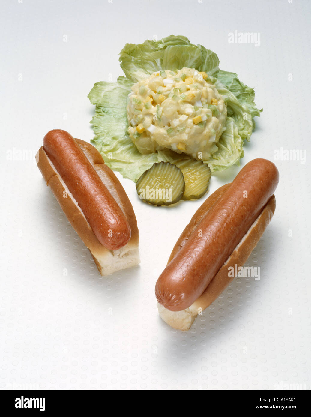 Lunch Special 2 Zwei Hot Dogs Brotchen Scheibe Gurke Salat Kartoffel Kartoffel Salat Snack 1 Eine Regelmassige Jumbo Stockfotografie Alamy