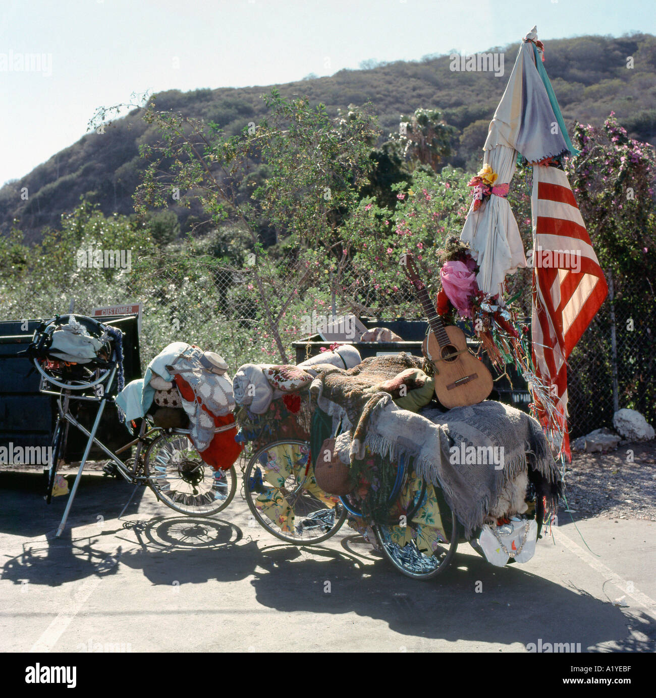 Eine geladene bis Obdachlosen s nomadischen Fahrrad und Anhänger mit der amerikanischen Flagge auf dem PCH in der Nähe von Malibu Los Angeles Kalifornien US USA KATHY DEWITT eingerichtet Stockfoto