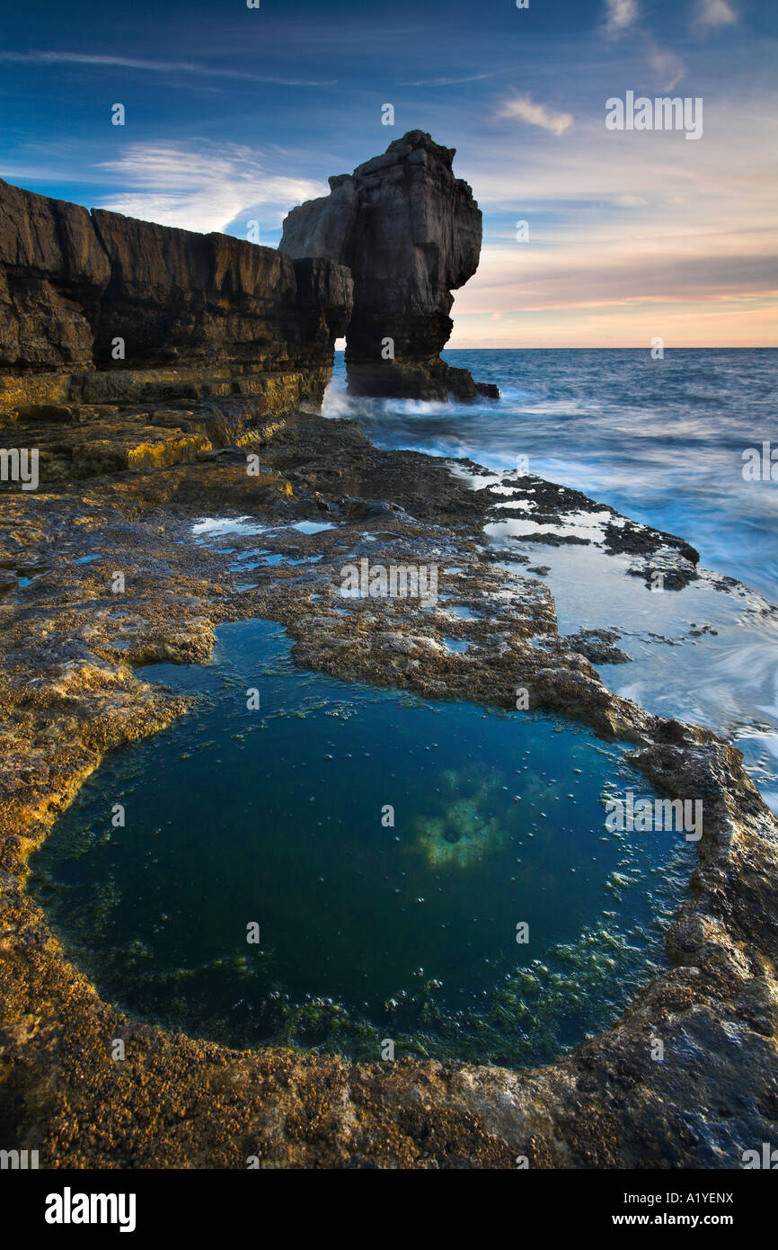 Kreisförmige Rockpool neben Preikestolen, Portland Bill, Dorset Stockfoto