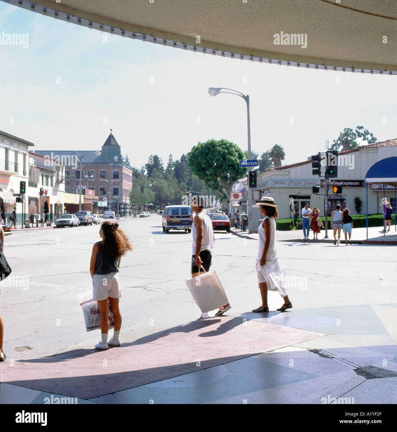 In Westwood Village LA Los Angeles, Kalifornien, USA, in den 1990 1990er Jahren, in KATHY DEWITT, stehen Menschen mit Einkaufstaschen, die darauf warten, die Straße zu überqueren Stockfoto