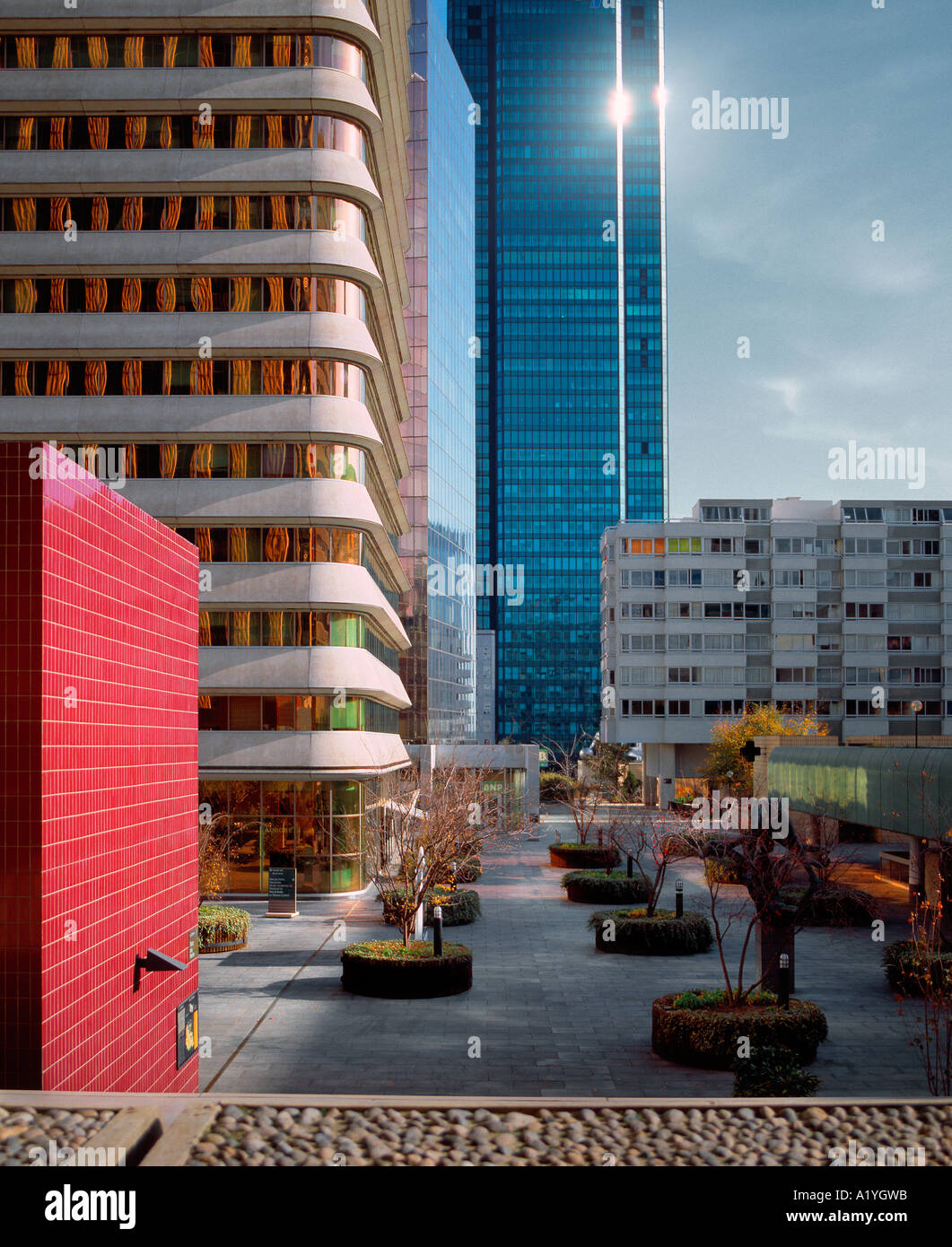 Mehrfamilienhaus, reflektiert die Sonne, "La Defense", Paris, Frankreich. Stockfoto