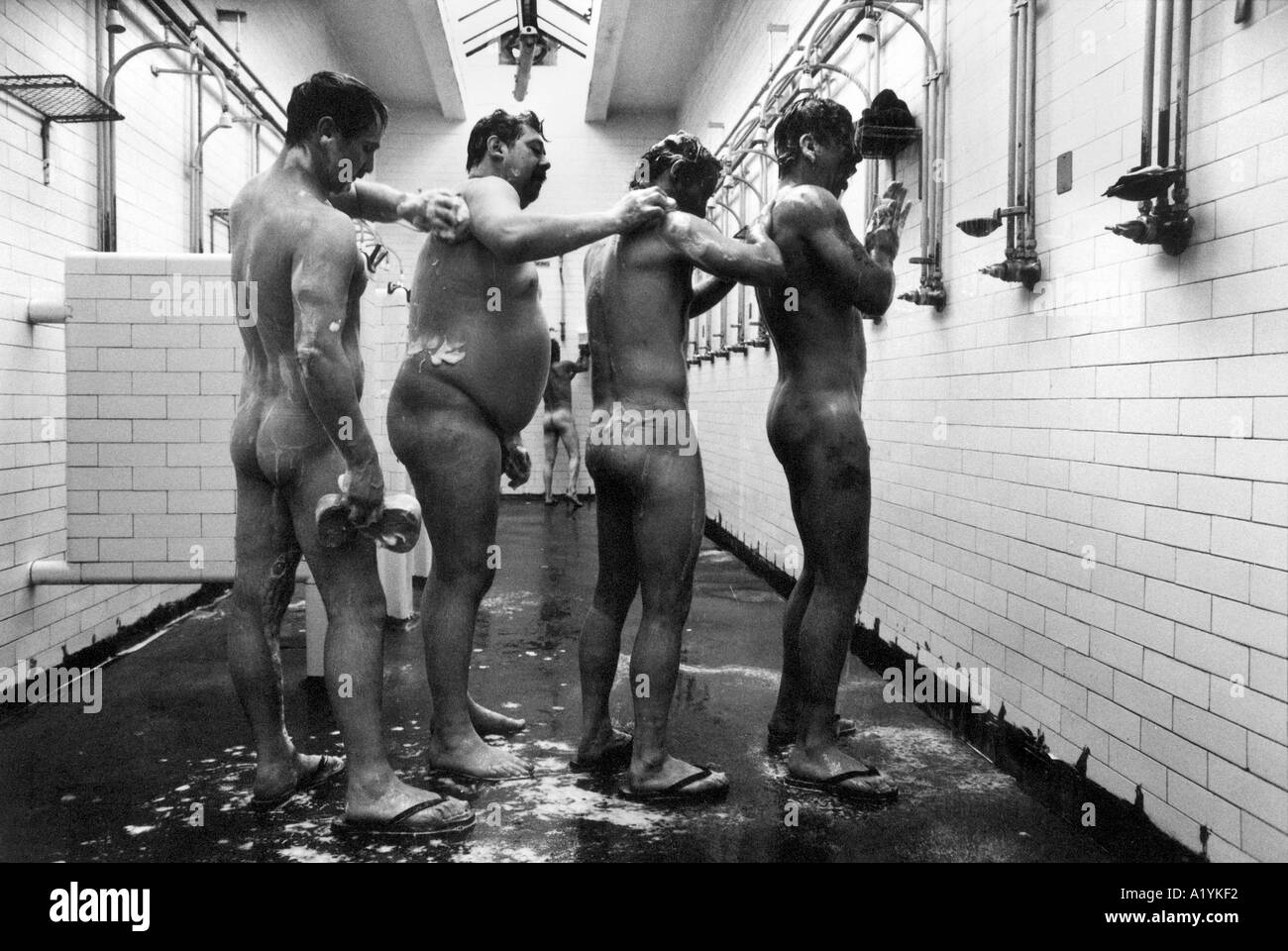 Duschen sie männer Schwarzweiß-Stockfotos und -bilder - Alamy