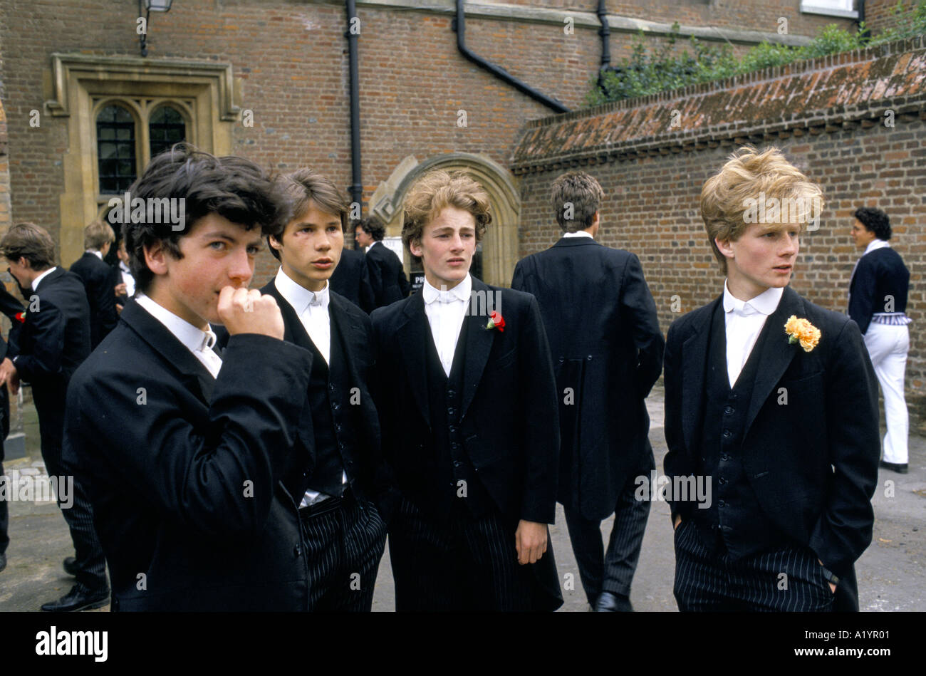 ETON VIERTEN JUNI TRADITIONELLE ZEREMONIE 29 5 89 SCHULE JUNGS IN UNIFORM MIT BLUME ON JACKE Stockfoto