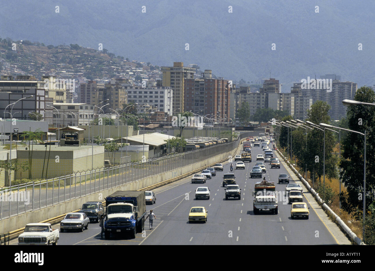 VERKEHR AUF STRAßE CARACAS VENEZUELA Stockfoto