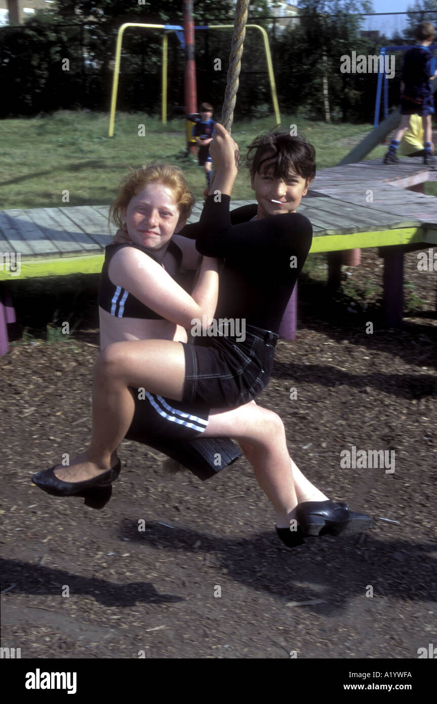 Kinder bei Weber Felder Abenteuer Spielplatz Bethnal Green East London Großbritannien Juni 1995 Stockfoto