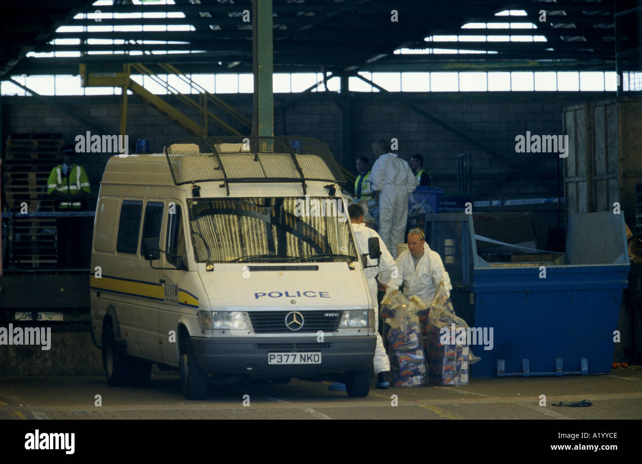 POLIZEI DER BEWEISERHEBUNG ÜBER DEN TOD VON 59 ILLEGALE EINWANDERER IN DOVER 22 06 2000 2000 Stockfoto
