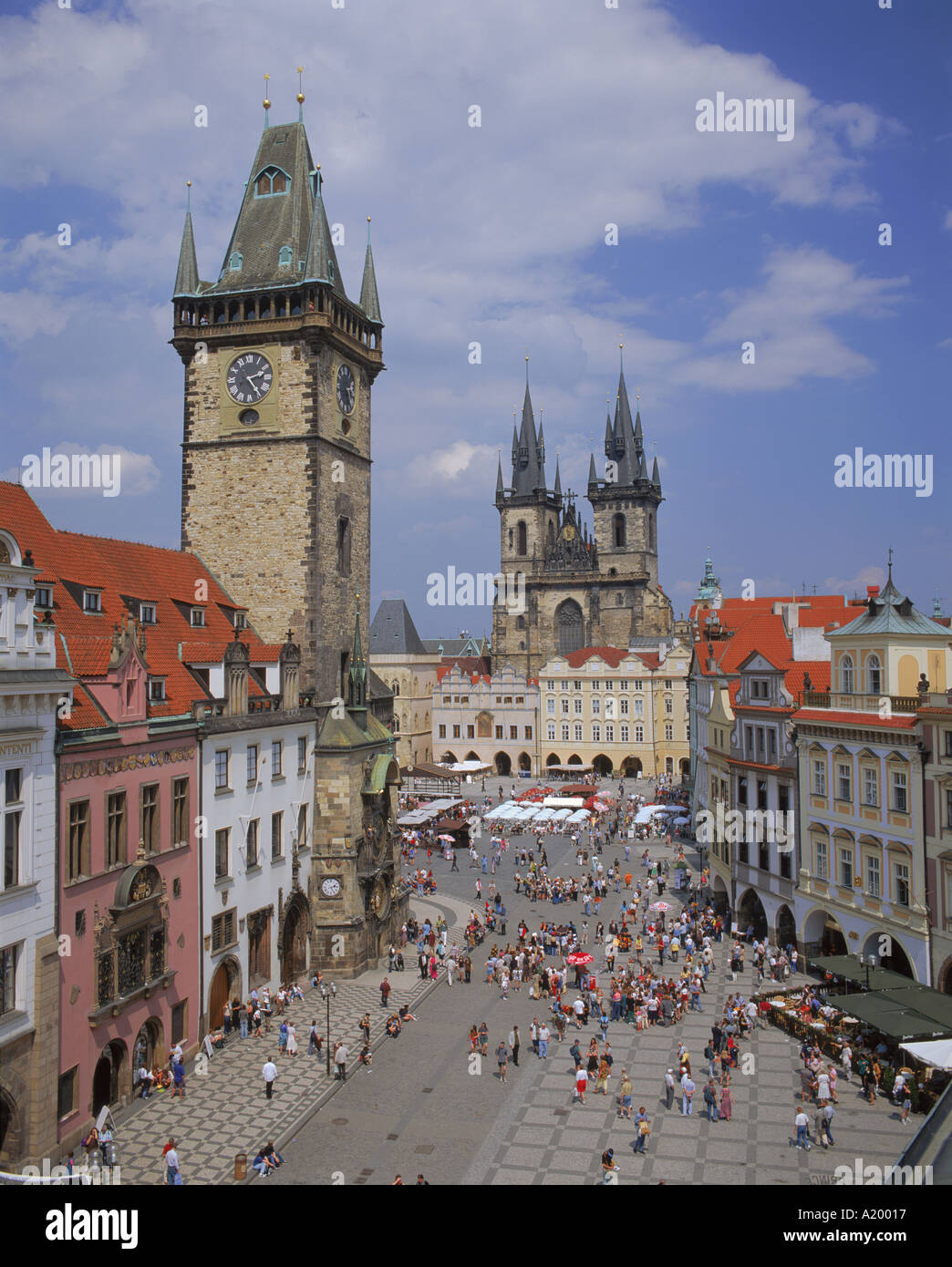 Stare Mesto Platz der gotischen Teynkirche und Rathaus in der Stadt von Prag Tschechien G Hellier Stockfoto