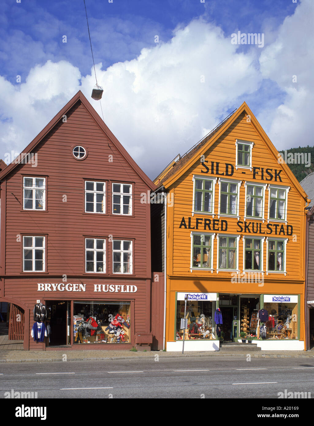 Traditionelle hölzerne Gebäudefassaden als Bryggen Bergen Norwegen G R Richardson Geschäfte Stockfoto