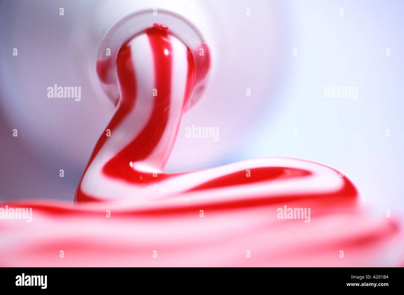 Zahnpasta. Rot-weiß gestreifte Zahnpasta aus der Tube gedrückt  Stockfotografie - Alamy