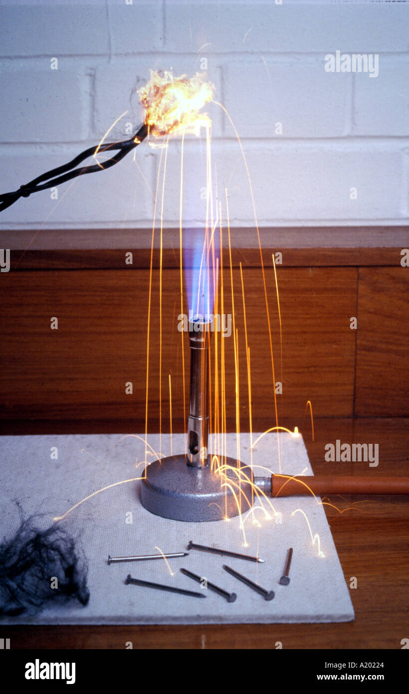 Eisen brennen Wolle und Funkenbildung in der Bunsen-Flamme Stockfoto