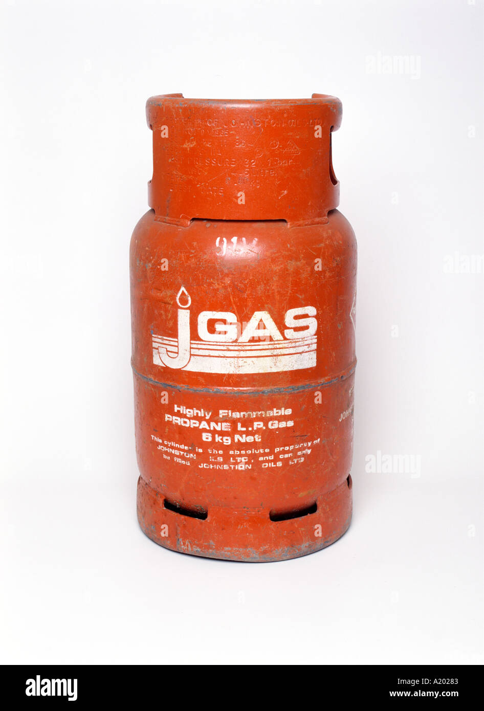 Orangefarbene 6kg-Propangasflasche für den Hausgebrauch, häufig in Öfen und Heizgeräten, isoliert auf weißem Hintergrund. Vgl A20282 Stockfoto