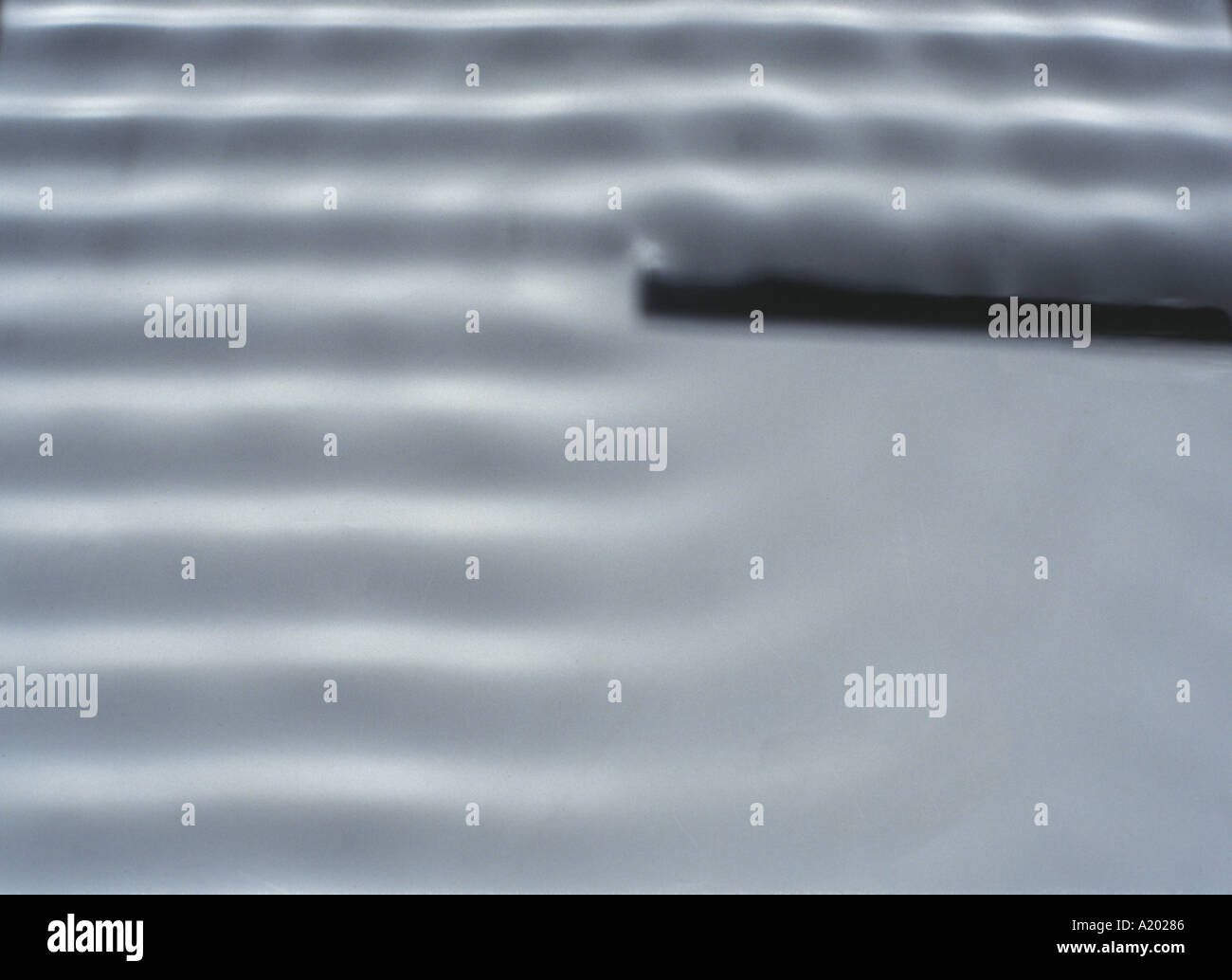 Beugung an einer geraden Kante längeren Wellenlänge mehr biegen siehe auch A20287 AGGE85 ANA2EF ANA2ED ANA2EB Stockfoto