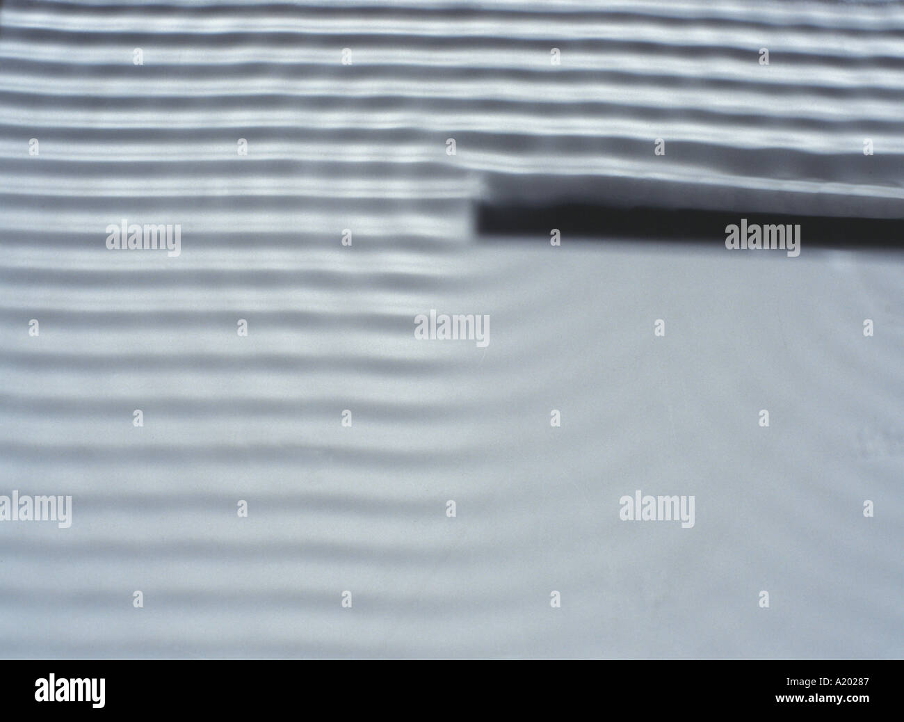 Beugung an einer geraden Kante kleiner Wellenlänge weniger biegen auch A20286 ANA2EF ANA2ED ANA2EB Stockfoto