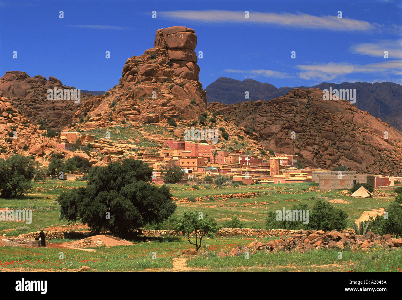 Dorf von Aguard Oudad und Chapeau de Napoleon Felsen in der Nähe von Tafraoute Marokko Afrika L Frost Stockfoto