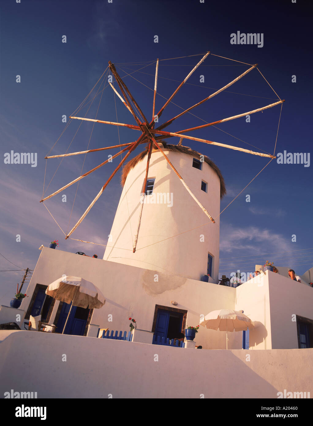Traditionelle thatched Windmühle im Dorf von Oia Santorini Thira Kykladen Inseln Griechenland L Frost Stockfoto