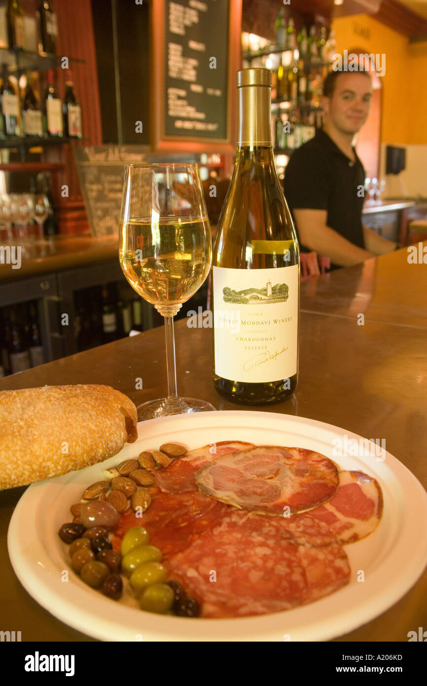 Glas Wein und Antipasti in Tra Vigne Restaurant und Antipasti-Bar St Helena Napa Valley in Kalifornien Stockfoto