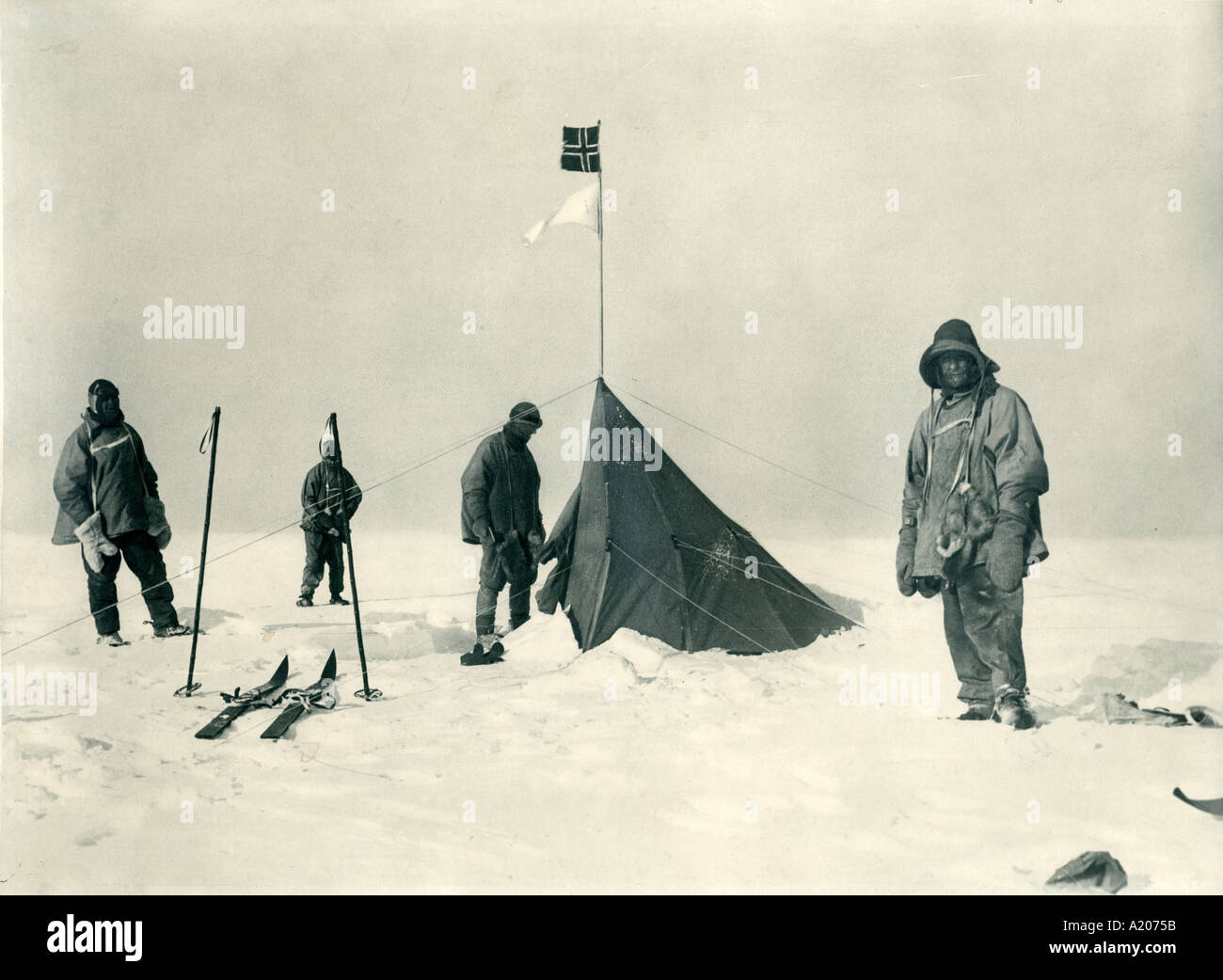 links nach rechts Scott Oates Wilson Evans und seine Partei am Südpol mit dem Zelt von Amundsen s Stockfoto