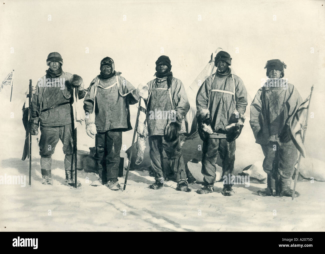 Am Südpol zu richtigen Wilson Scott Evans Oates Bowers mit Amundsen s Zelt hinter ihnen Links Stockfoto
