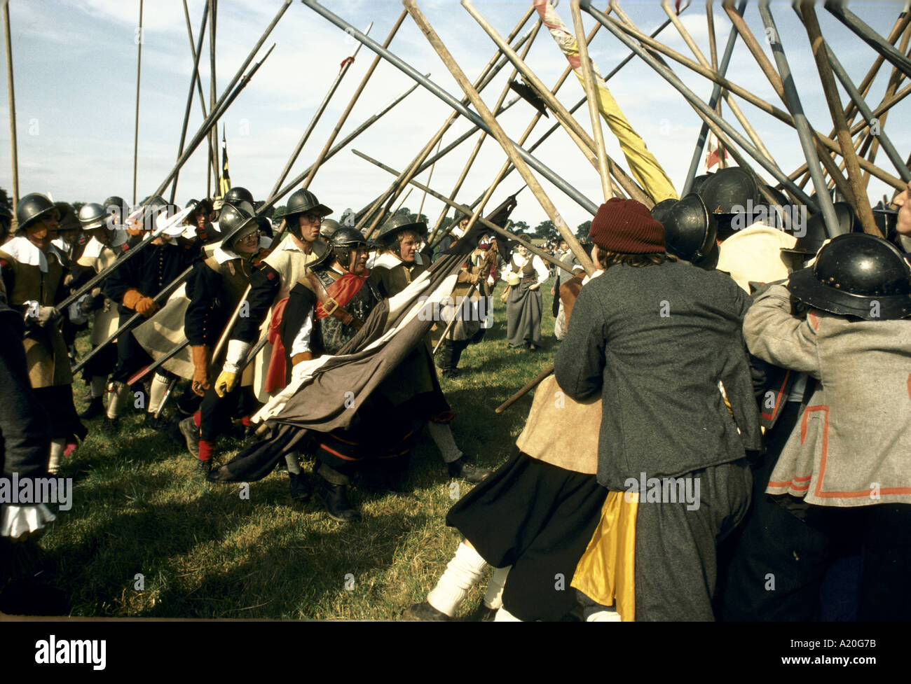 Mitglieder des Vereins Sealed Knot Englisch Civil War Reenactment im Kampf. Stockfoto