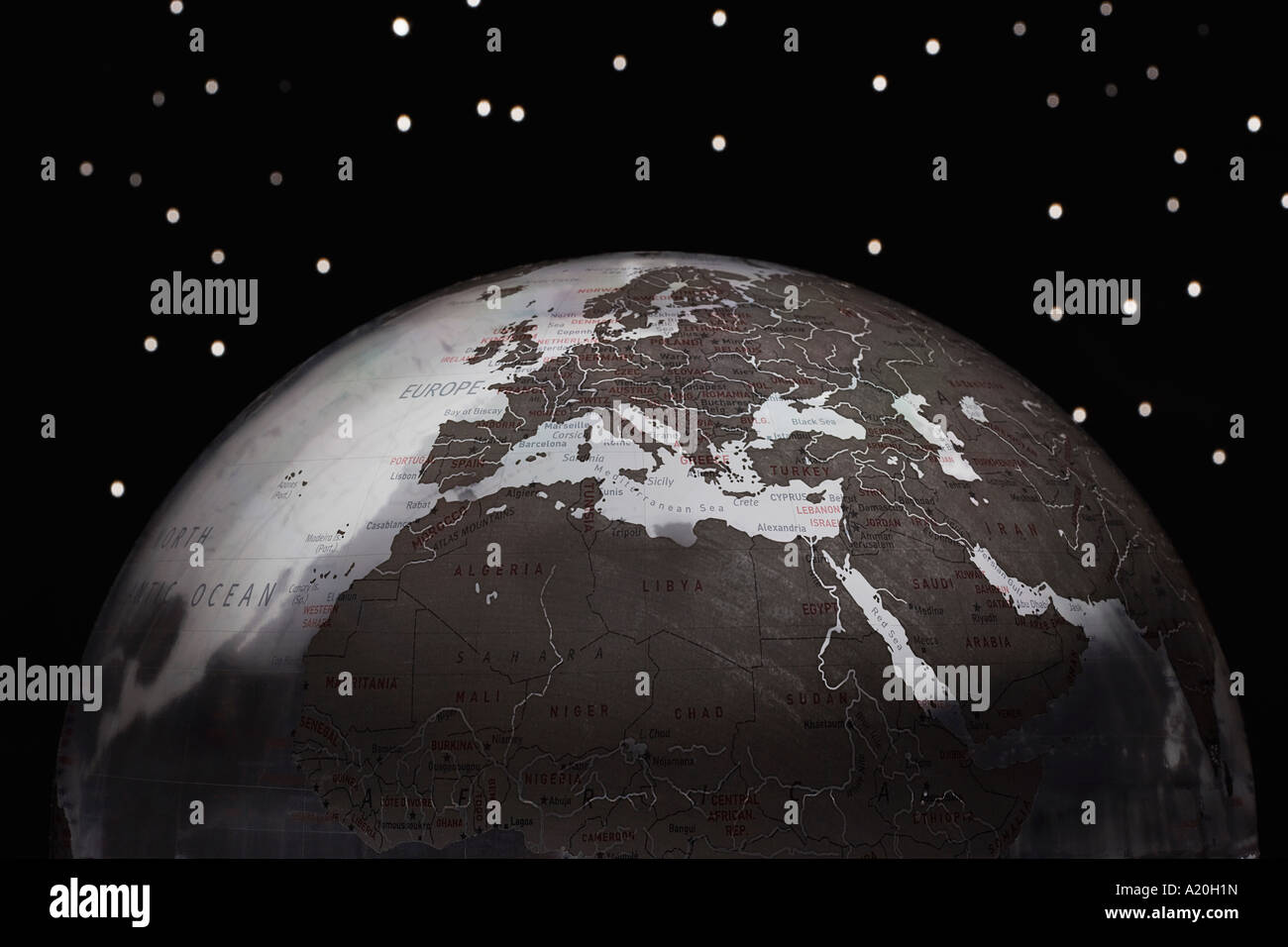 Globus gegen Sternenhimmel, beschnitten Stockfoto